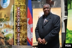 លោក Ken Washington លេខា​រដ្ឋបាល​នៃ​ក្រុម​ប្រឹក្សា Philadelphia, AFL-CIO ក្នុង​កម្មវិធី​ចូលឆ្នាំ​ខ្មែរ នៅ​រដ្ឋធានី​វ៉ាស៊ីនតោន កាលពី​ថ្ងៃទី៣០ ខែមេសា ឆ្នាំ២០១៧។ (ភី សុភាដា/VOA)