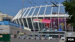 Semakin banyak tim yang bertanding diyakini akan meningkatkan keuntungan ekonomi tuan rumah.