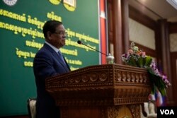 លោករដ្ឋមន្រ្តីក្រសួងមហាផ្ទៃ ស ខេង ថ្លែងសំកថា នៅក្រោយបិទបញ្ចប់មហាសន្និបាតប្រចាំឆ្នាំរបស់នគរបាលជាតិ ក្នុងបរិវេណក្រសួងមហាផ្ទៃ រាជធានីភ្នំពេញ កាលពីថ្ងៃទី០៦ ខែកុម្ភៈ ឆ្នាំ២០១៨។ (អូន ឆេងប៉រ/VOA)