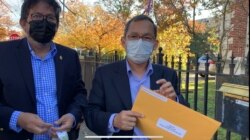 រូបឯកសារ៖ សមាជិក​រដ្ឋសភានៃគណបក្សសង្គ្រោះជាតិ លោក ឡុង រី​ (ឆ្វេង) និងលោកអេង ឆៃអ៊ាង ​ដែល​ជា​អនុប្រធាន​គណបក្ស កាន់ញត្តិ​យក​ទៅដាក់​នៅ​ស្ថានទូតខ្មែរ​ក្នុងរដ្ឋធានីវ៉ាស៊ីនតោន។ (ម៉ែន គឹមសេង/វីអូអេ)