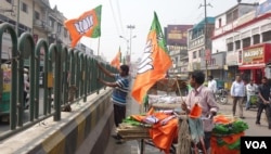 BJP workers cover the Uttar Pradesh town of Gorakhpur with the flags of their party, March 24, 2017. (M. Hussain/VOA)