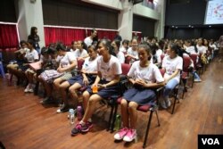 បេក្ខនារី​ដែល​ត្រូវ​បាន​បណ្ដុះ​បណ្ដាល និង​ទទួល​ស្នាដៃ​កម្មវិធី​ទូរស័ព្ទ​មក​ប្រឡង​ប្រជែង​គ្នា អង្គុយ​ត្រៀប​ត្រា​ស្ដាប់​ការ​ធ្វើ​បទ​បង្ហាញ​របស់​បេក្ខនារី​ដទៃ​នៃ​កម្មវិធី Technovation Cambodia កាល​ពី​ថ្ងៃ​អាទិត្យ ទី​២៤ ខែមេសា ឆ្នាំ២០១៦ កន្លង​ទៅ។ (អូន​ ឆេងប៉រ/VOA)