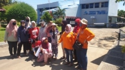 Perempuan Pejuang Kali Surabaya mendatangi Kantor Perum Jasa Tirta 1 di Surabaya, untuk menyerahkan surat yang meminta tanggung jawab instansi ini untuk ikut menjaga kebersihan sungai (Foto:VOA/Petrus Riski)