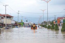 អាជ្ញារក្នុងតំបន់កំពុងជួយសង្គ្រោះពលរដ្ឋពីតំបន់ទឹកជន់លិចទៅកាន់តំបន់ដីទួល នៅភូមិព្រែកជ្រៃ សង្កាត់ស្ពានថ្ម ខណ្ឌដង្កោ រាជធានីភ្នំពេញ ថ្ងៃទី១៥ ខែតុលា ឆ្នាំ២០២០។ (ទុំ ម្លិះ/វីអូអេ)