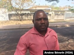 Le politologue Constant Ebara Pea, à Brazzaville, le 28 août 2018. (VOA/Arsène Séverin)