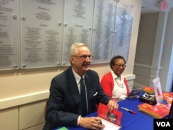 美国乔治·华盛顿大学政治学与国际关系学教授沈大伟（David Shambaugh）(左）在华盛顿智库威尔逊学者中心为新书《中国的未来》签名。 （2016年3月24日，美国之音斯洋拍摄）