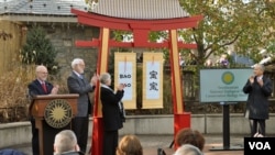 National Zoo Director Dennis Kelly and Chinese Ambassador Cui Tiankai attend the panda naming ceremony at the National Zoo, Washington, Dec. 1, 2013. (David Byrd/VOA)