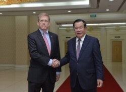 លោក Patrick Murphy ឯក​អគ្គ​រដ្ឋ​ទូត​សហរដ្ឋ​អាមេរិក​ប្រចាំ​កម្ពុជា ចាប់​ដៃ​ជាមួយ​លោក​នាយក​រដ្ឋ​មន្ត្រី ហ៊ុន សែន នៅ​វិមាន​សន្តិភាព​ កាល​ពី​ថ្ងៃ​ទី​២៣ តុលា ២០១៩។