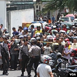 Warga setempat berkumpul di lokasi Gereja Bethel Indonesia Sepenuh (GBIS) di Solo, pasca terjadinya serangan bom bunuh diri (25/9).