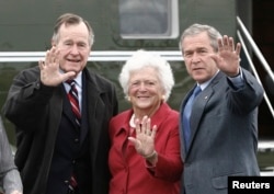 U.S. President George W. Bush (R) waves alongside his parents, former President George Bush and former first lady Barbara Bush upon their arrival Fort Hood, Texas, April 8, 2007.