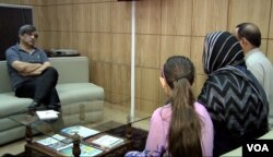 Penerima Penghargaan Pengungsi Nansen UNHCR 2015, Aqeela Asifi, berbicara pada wartawan VOA, Ayaz Gul, 15 September 2015.