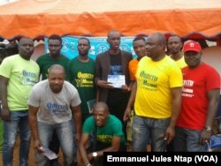 Une équipe de " l'opération 11 millions d'inscrits", sur le terrain de sensibilisation des citoyens à s'inscrire sur les listes électorales, le 7 septembre 2017. (VOA/Emmanuel Jules Ntap)