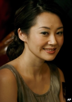 中国演员许晴在香港的电影《导火线》（"City With No Mercy"）的记者会上微笑（2006年11月13日）