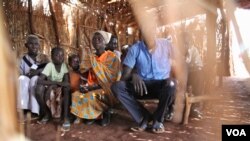 After queueing for soap, refugees in Yida camp gather in a straw hut to learn about basic sanitation and hand washing, in South Sudan's Upper Nile, August 2012. (VOA - H. McNeish)