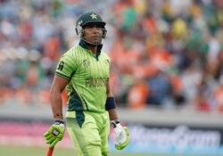 پاکستان ٹیم کے بلے باز عمر اکمل اپنے کیریئر کے دوران کئی مرتبہ تنازعات کی زد میں رہے ہیں۔