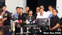 2019年7月2日泛民派议员在立法会外面举行记者会就7.1事件表态 （美国之音记者申华报道）