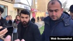 Aksiyanın tәşkilçısı ictimai fəal Mete Türksoy mülki geyimli şəxslər tərəfindən saxlanılarkən 