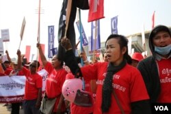 រូបឯកសារ៖ ក្រុម​កម្មករ​ និង​ក្រុម​បណ្ដាញ​យុវជន​ប្រារព្ធ​ទិវា​ពលកម្ម​អន្តរជាតិ​ខួប​លើកទី​១៣០​នៅ​ពហុកីឡាដ្ឋាន​ជាតិ​អូឡាំពិក​ ក្រោម​ប្រធាន​បទ​«​សិទ្ធិ​កម្មករ​ និងសេរីភាពសមាគម»​ នៅ​ថ្ងៃទី​១ ​ឧសភា​ នៅ​ទីក្រុង​ភ្នំពេញ។​ កម្មករ​ប្រមូល​ផ្ដុំ​គ្នាដើម្បី​ទាមទារ​ឲ្យ​រដ្ឋាភិបាល​តម្លើង​ប្រាក់​ឈ្នូល​អប្បបរិមា​ លក្ខខណ្ឌ​ការងារ​និង​សិទ្ធិ​សហជីព។ ​(​ឡេង ឡែន/VOA)