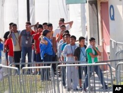 지난 4월 미국 플로리다주 홈스테드의 보호자가 없는 미성년 이민자를 위한 임시 거주시설에서 어린이들이 숙소에 들어가기 위해 줄 서 있다.