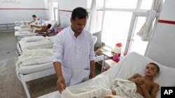 آرشیف: یک کودک افغان در جنگ زخمی شده در شفاخانه ایمرجنسی کابل تداوی می شود