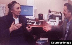 Nur Muhammad Qoraxon Jahon uyg'urlari yetakchisi Robiya Qodir bilan, kitobdagi surat