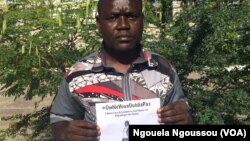 Arnaud Miki Sobeleka avec le portrait de Martin Mandemana, le 5 novembre 2017. (VOA/Ngouela Ngoussou)