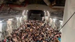AQSh harbiy samolyotida 640 nafar afg'on mamlakatdan chiqib ketmoqda. 15-avgust, 2021.