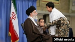 İranda əsas söz sahibi sayılan Seyyid Əli Xamneyi mühafizəkar və qatı anti-Qərb mövqeyi ilə tanınır.