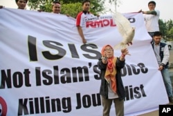 Seorang perempuan melepaskan seekor merpati sebagai simbol perdamaian selama demonstrasi menentang kelompok Negara Islam di Jakarta. (Foto: AP)