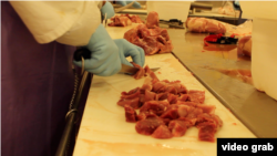 肉类加工厂。（视频截图）