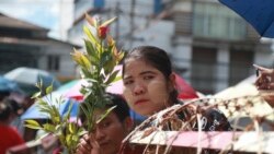 Anggota keluarga dari para tahanan yang mendekam di Lapas Insein di Yangon, Myanmar, tampak menunggu di luar kantor lapas pada 19 Oktober 2021. Pemerintah Myanmar memberikan amnesti kepada ribuan tahanan yang ditahan karena keterlibatannya di aksi protes anti pemerintah sejak Februari lalu. (Foto: AP)