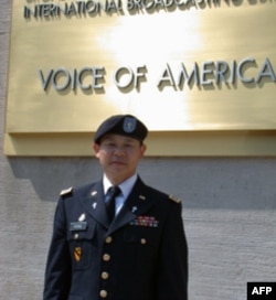 熊焱在美国之音大楼前