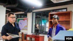 Douglas Steele, the Cambodia Daily's general manager, wraps up work in Phnom Penh, Cambodia, September 4, 2017. (Khan Sokummono/VOA)