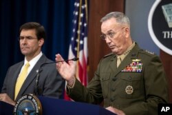 마크 에스퍼 미국 국방장관과 조셉 던포드 합참의장이 28일 알링턴 국방부 청사에서 기자회견을 했다.