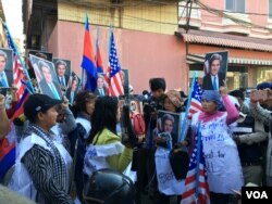 ក្រុម​សកម្មជន​សហគមន៍​ដីធ្លី​ប្រមូល​ផ្តុំ​គ្នា​នៅ​ជិត​បឹងកក់​ក្នុង​រាជធានី​ភ្នំពេញ​កាល​ពី​ថ្ងៃ​អង្គារ​ទី​២៦ ខែ​មករា ឆ្នាំ​២០១៦ ដើម្បី​ដាក់​ញត្តិ​ជូន​លោក​ John Kerry រដ្ឋមន្ត្រី​ការបរទេស​សហរដ្ឋ​អាមេរិក ដែល​កំពុង​ធ្វើ​ទស្សនកិច្ច​នៅប្រទេស​កម្ពុជា។ ប៉ុន្តែ​ពួក​គេ​ត្រូវ​អាជ្ញាធរ​រារាំង​មិន​ឲ្យ​អាច​ដង្ហែរ​ទៅ​មុខ​ស្ថានទូត​អាមេរិក​ឡើយ។ (ធីតា វីន/VOA)