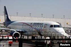 FILE PHOTO: An Embraer ERJ-190AR aeroplane of Aeromexico Connect, regional operator of Mexico's largest airline Aeromexico, is pictured at the airstrip at Benito Juarez international airport in Mexico City, Mexico, Nov. 28, 2017.