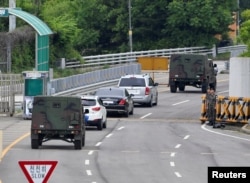 지난 6월 한국 정부 관계자들이 개성공단 내 남북연락사무소 개설을 논의하기 위해 파주 남북출입사무소를 지나 북한으로 향하고 있다.
