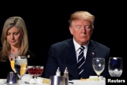 도널드 트럼프 미국 대통령이 8일 워싱턴에서 열린 국가조찬기도회에서 다른 참석자들과 함께 기도하고 있다.