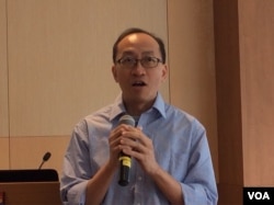 港大新闻及传媒中心副教授傅景华 (美国之音记者 申华拍摄)