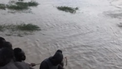 Masuntan gargajiya da masu ninkaya na kokarin gano inda motar ta makale a cikin ruwa