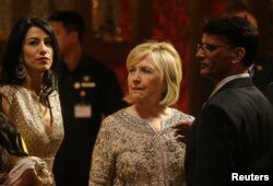 Mantan Menteri Luar Negeri AS Hillary Clinton menghadiri resepsi pernikahan putri Mukesh Ambani, kepala Reliance Industries, di Mumbai, India, 12 Desember 2018.