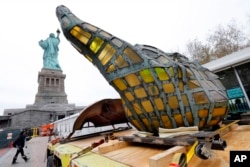 Obor asli Patung Liberty diletakkan di atas alat pengangkut, 15 November 2018, di New York. Obor ini dipindahkan ke museum baru di Liberty Island.