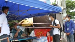 រូបឯកសារ៖ បុរសម្នាក់កំពុងឈររង់ចាំចូលទៅបង្ហាញអត្តសញ្ញាណដើម្បីបានឆ្លងឡើងស្ពានជ្រោយចង្វារ ក្នុងអំឡុងពេលបិទខ្ទប់ក្នុងរាជធានីភ្នំពេញ ថ្ងៃទី១៥ ខែមេសា ឆ្នាំ២០២១។ (កាន់ វិច្ឆិកា/វីអូអេ)