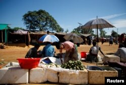 Mohammad Zubair, 14 tahun, seorang anak laki-laki pengungsi Rohingya bekerja di kios yang menjual sayur-sayuran milik ayahnya di Kutupalong, Bangladesh, 12 November 2017.