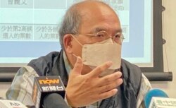 香港民意研究所副行政总裁钟剑华 (美国之音 汤惠芸摄)