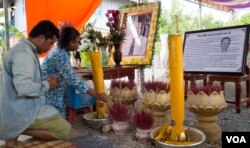 អ្នកស្រី​ហ៊ី គឹមហៀង កសិករ​មកពី​ស្រុកភ្នំ​ក្រវាញ​ ខេត្ត​ពោធិ៍សាត់​ និង​កូនប្រុសអុជធូប​គោរព​វិញ្ញាណក្ខន្ធ​លោក​បណ្ឌិត ​កែម ឡី​ អ្នកវិភាគ​កិច្ច​អភិវឌ្ឍន៍​សង្គម ​នៅស្រុក​ត្រាំកក់ ខេត្ត​តាកែវ នៅ​ថ្ងៃ​សៅរ៍ ទី​១៣ ខែសីហា ឆ្នាំ​២០១៦​។ ​(ឡេង ឡែន/VOA)