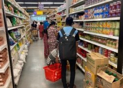 Warga Yangon, Myanmar.membeli makanan dan barang kebutuhan sehari-hari lainnya di supermarket Selasa, 7 September 2021.