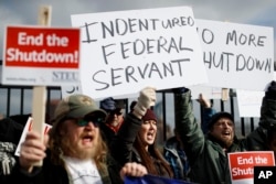 켄터키주 커빙턴에서 국세청(IRS)직원들이 연방정부 셧다운 사태 중단을 요구하는 시위를 하고 있다.