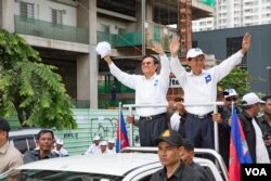 រូបឯកសារ៖ លោក​ កឹម​ សុខា​ និង​លោក​ យឹម​ សុវណ្ណ​ នៅក្នុង​ក្បួន​យុទ្ធនា​ការ​ឃោសនា​រក​សំលេងឆ្នោត ថ្ងៃ​ដំបូងរបស់គណបក្ស​សង្គ្រោះជាតិ​ នៅរាជ​ធានីភ្នំពេញ​ ថ្ងៃទី​ ២០​ ខែ​ឧសភា​ ឆ្នាំ២០១៧។ (ខាន់​ សុគុំ​មនោ​/ VOA)