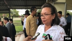 លោកស្រី ចាន់ សុជាតា​ ​គឺ​ជា​ជន​រងគ្រោះ​មួយ​រូប​ក្នុង​ចំណោម​ជនរង​គ្រោះ​ដទៃ​ទៀត​ក្នុង​របប​ខ្មែរ​ក្រហម​ ​ដែល​រង​ការ​ធ្វើ​ទុក្ខបុកម្នេញ​ដោយ​ធ្វើ​ការងារ​យ៉ាង​ធន់ធ្ងរ។ (នៅ វណ្ណារិន/VOA)